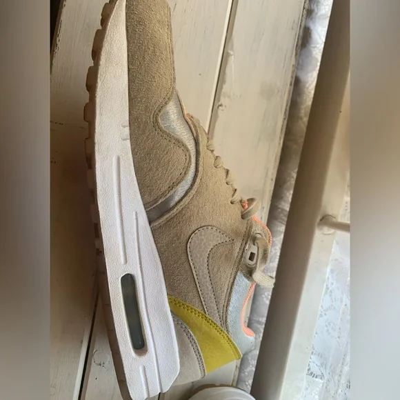 Women’s Nike Air Max 1 PRM Size 7/38 string Sunset Glow, tan, peach and silver - Picture 5 of 7